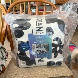 NWT Queen Comforter